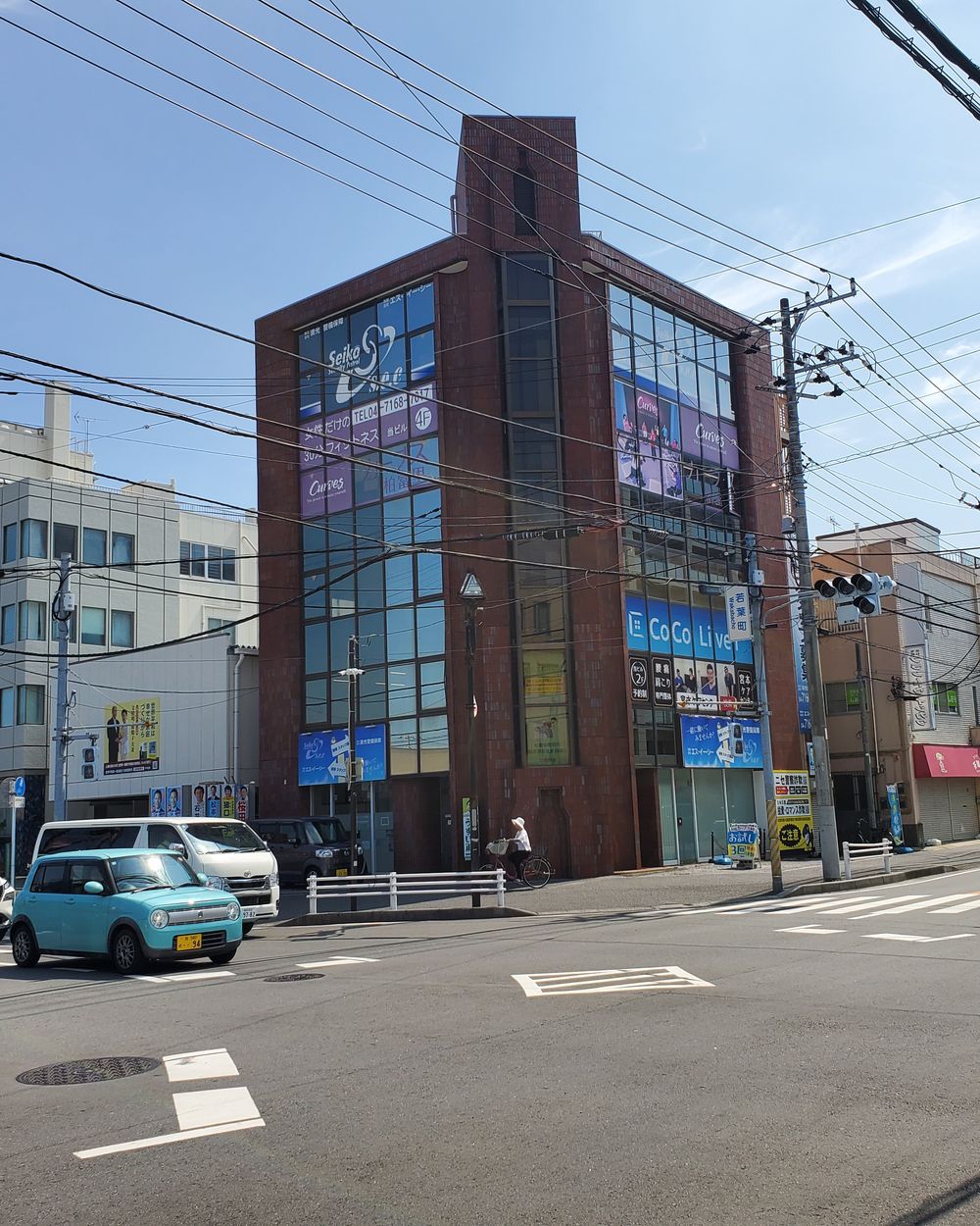 若葉町交差点から見た宮本ケアセンターの入るM&Rビル